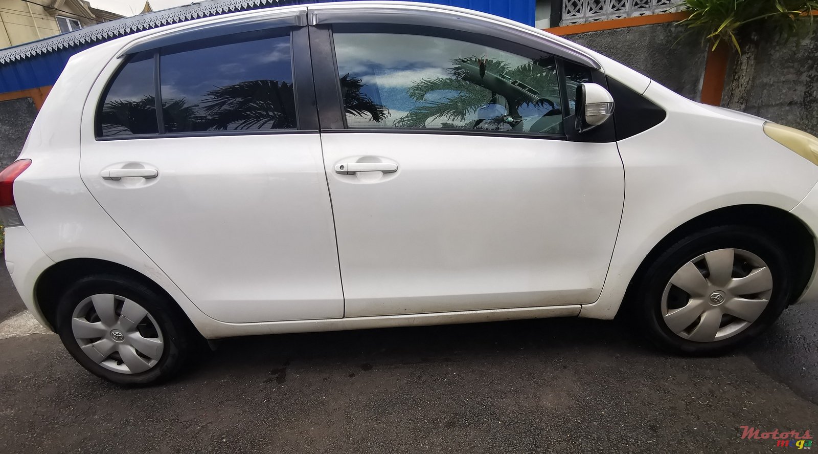 2008' Toyota Vitz photo #1