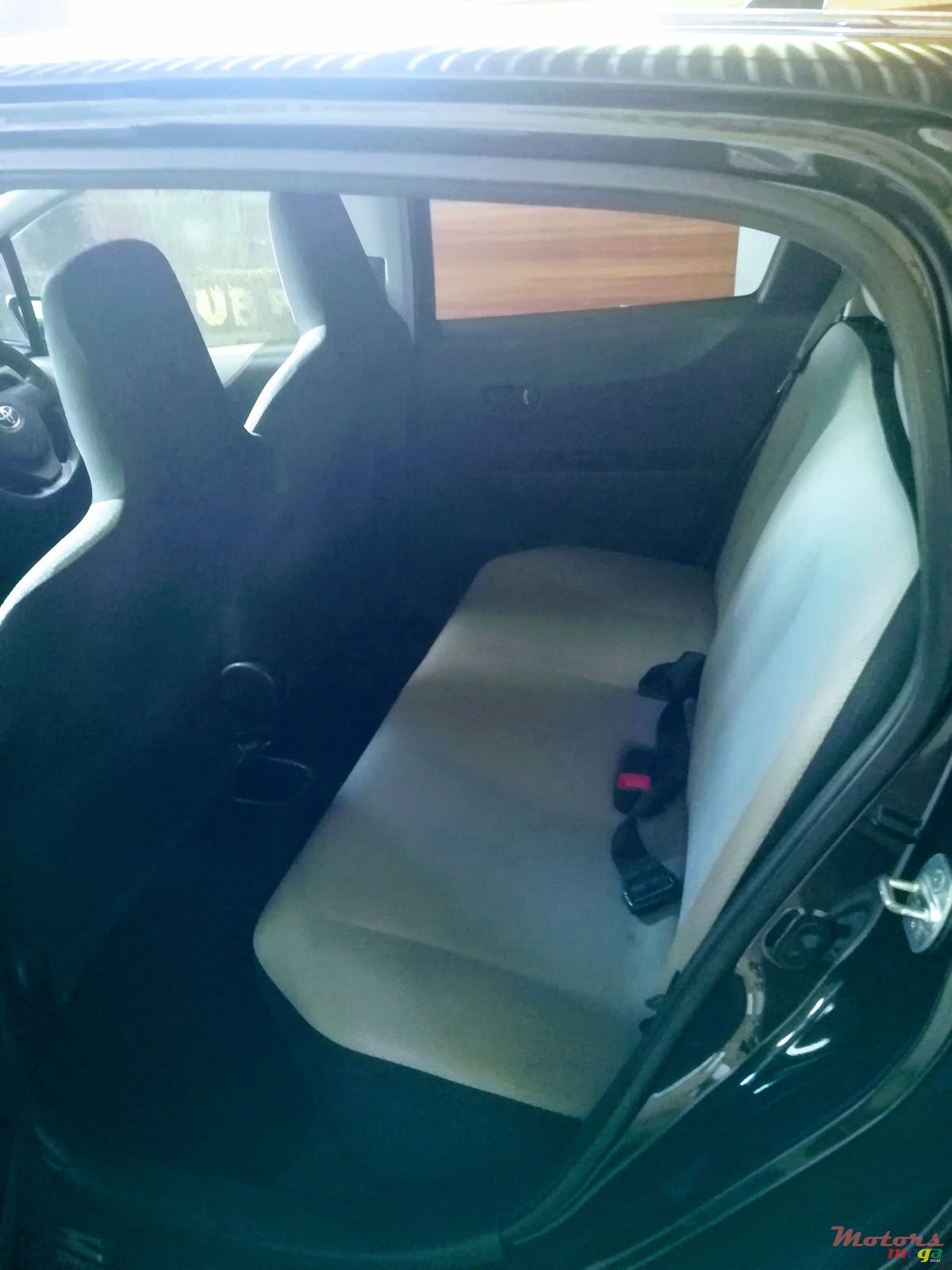 2011' Toyota Vitz photo #3