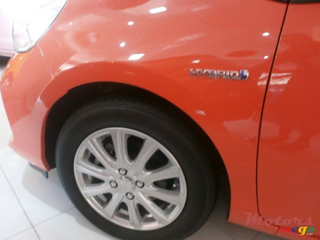 2013' Toyota Aurion Aqua photo #7