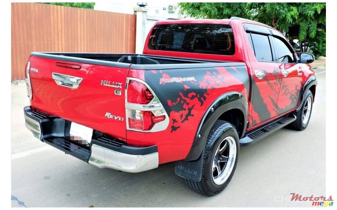 2017' Toyota RunX photo #2