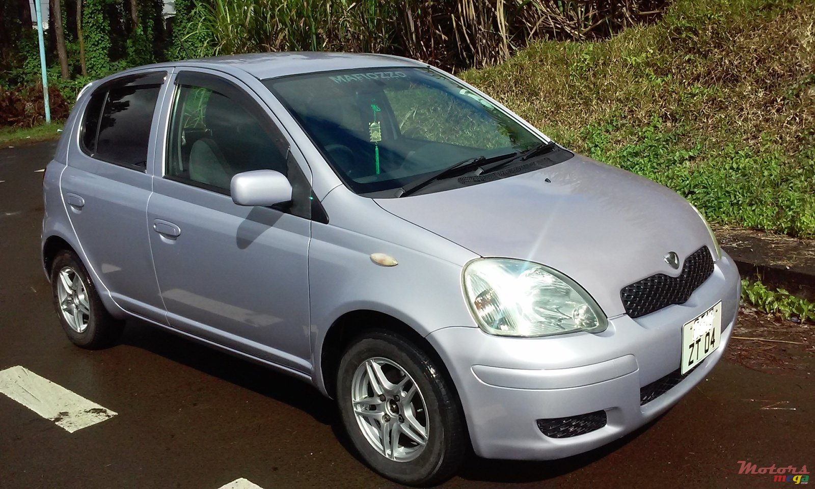 2004' Toyota Vitz photo #1