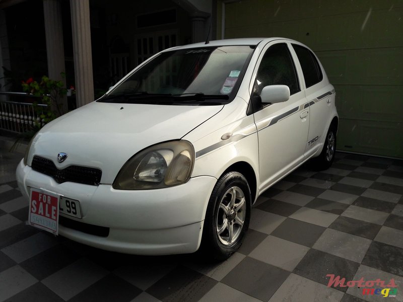 1999' Toyota Vitz photo #1