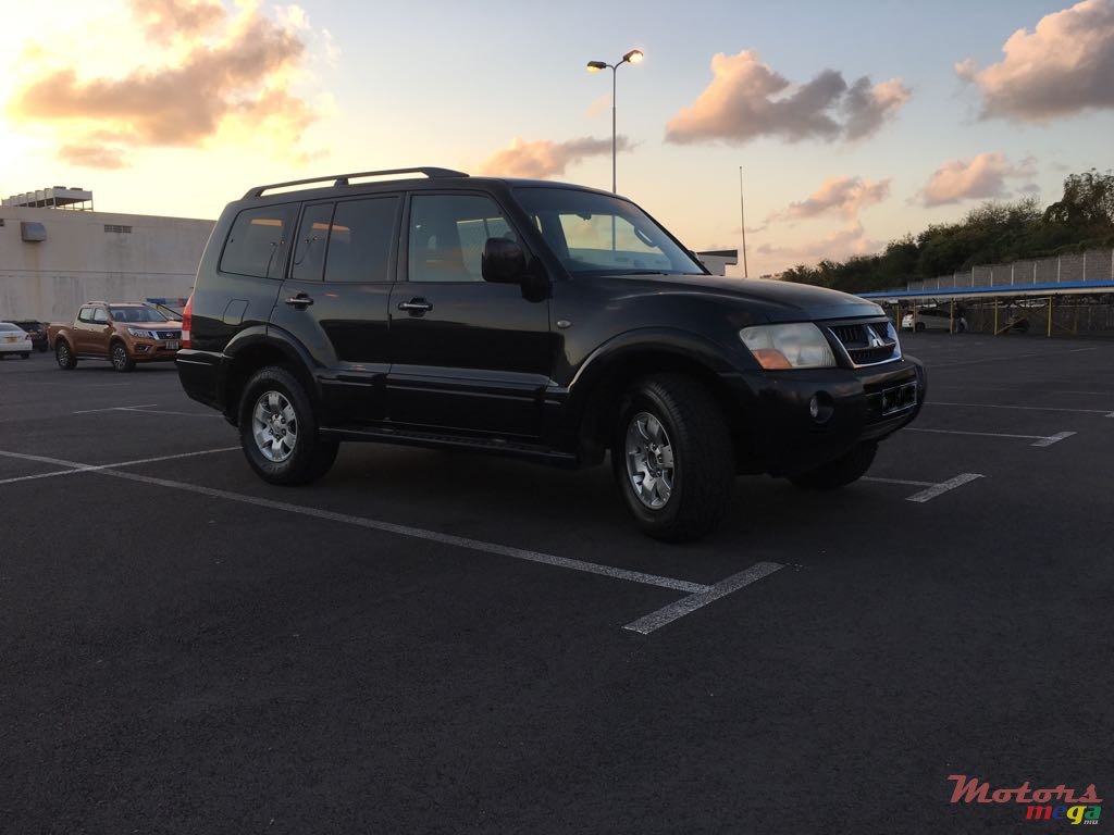 2005' Mitsubishi Pajero photo #2