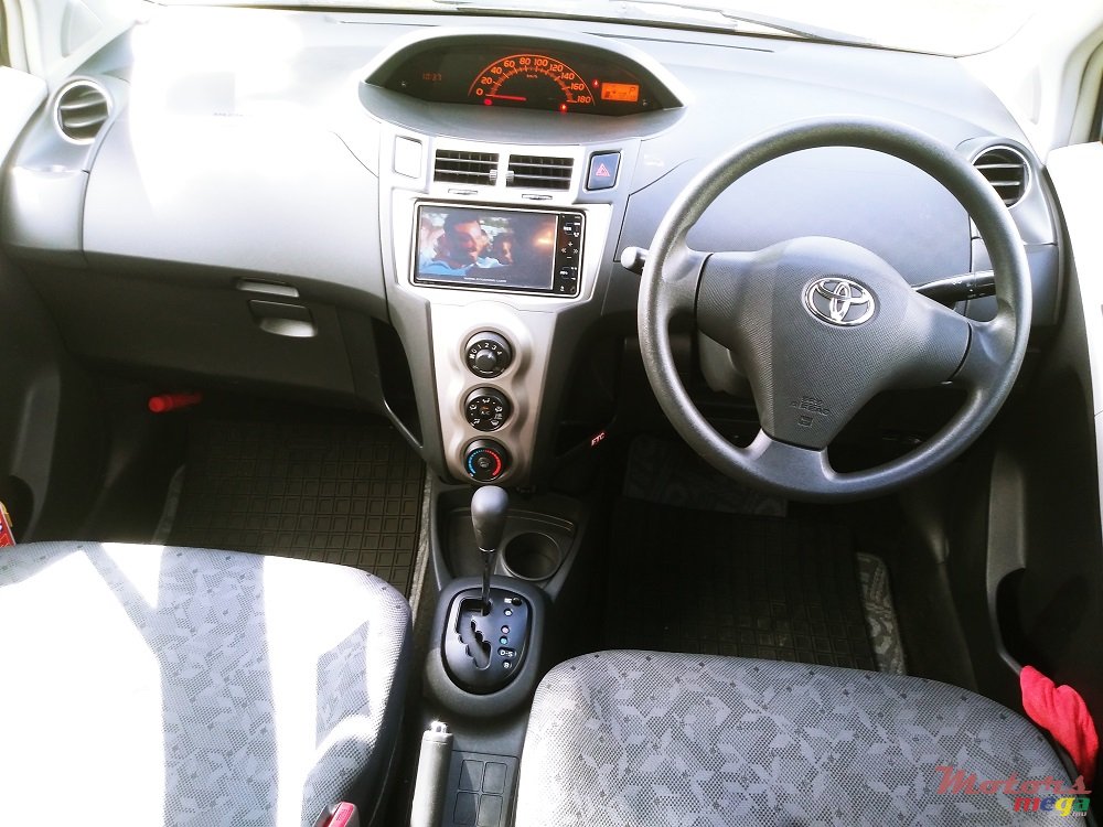 2009' Toyota Vitz 1300 photo #6