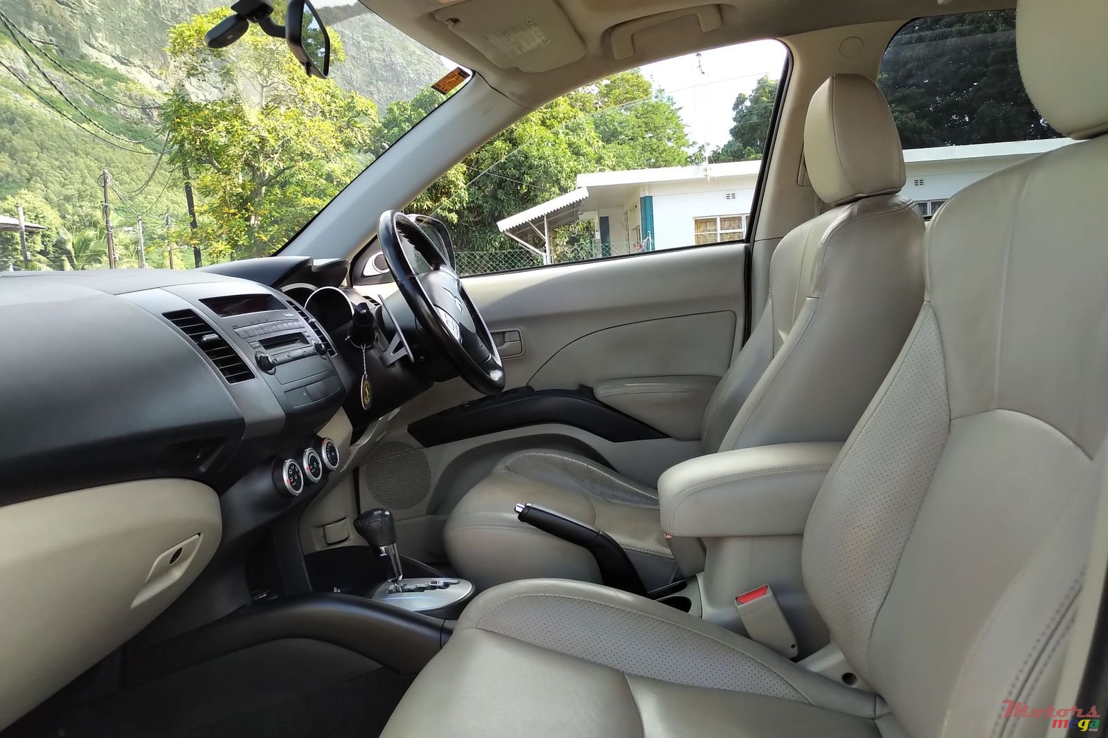 2009' Mitsubishi Outlander XL photo #4