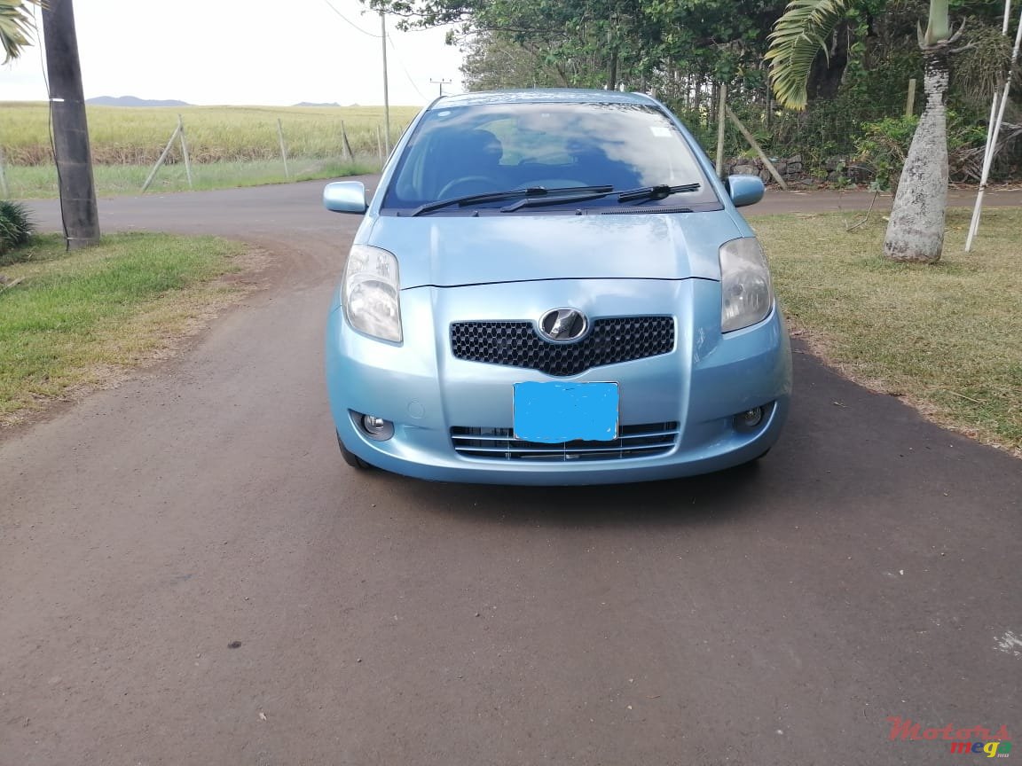 2005' Toyota Vitz photo #2