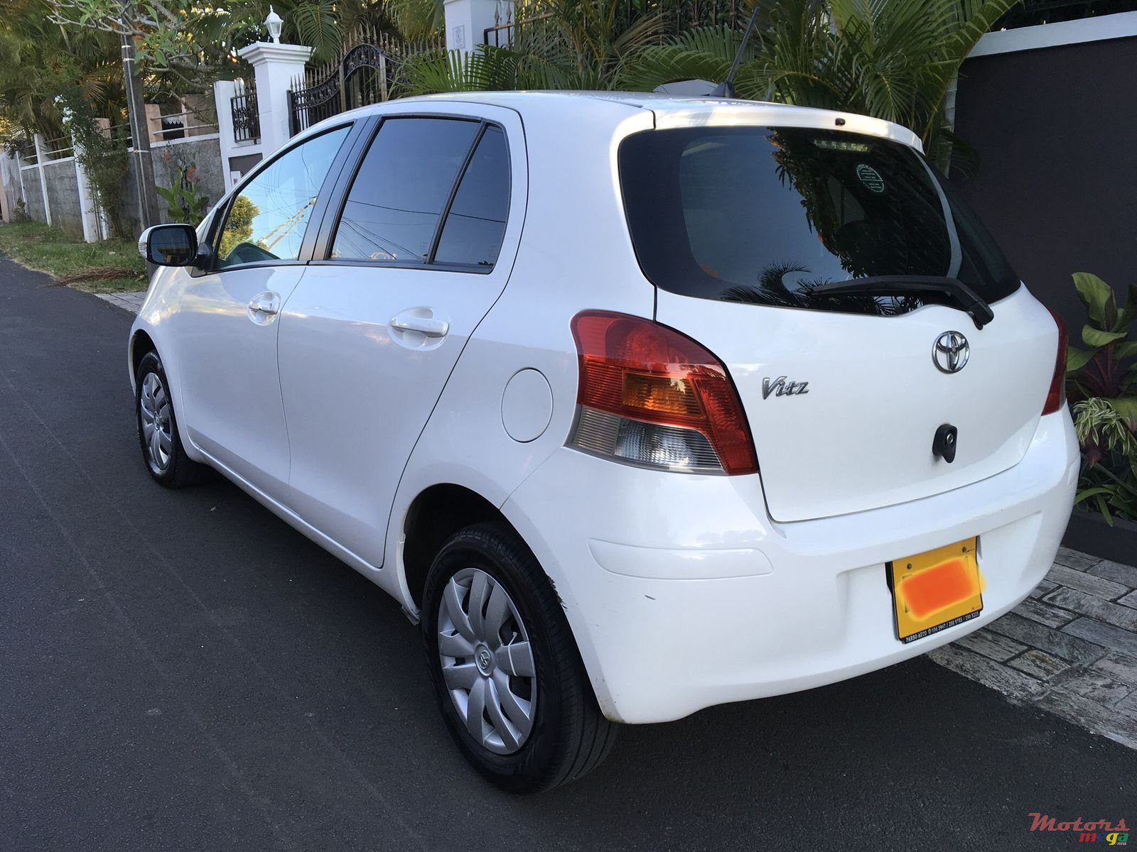2011' Toyota Vitz photo #4