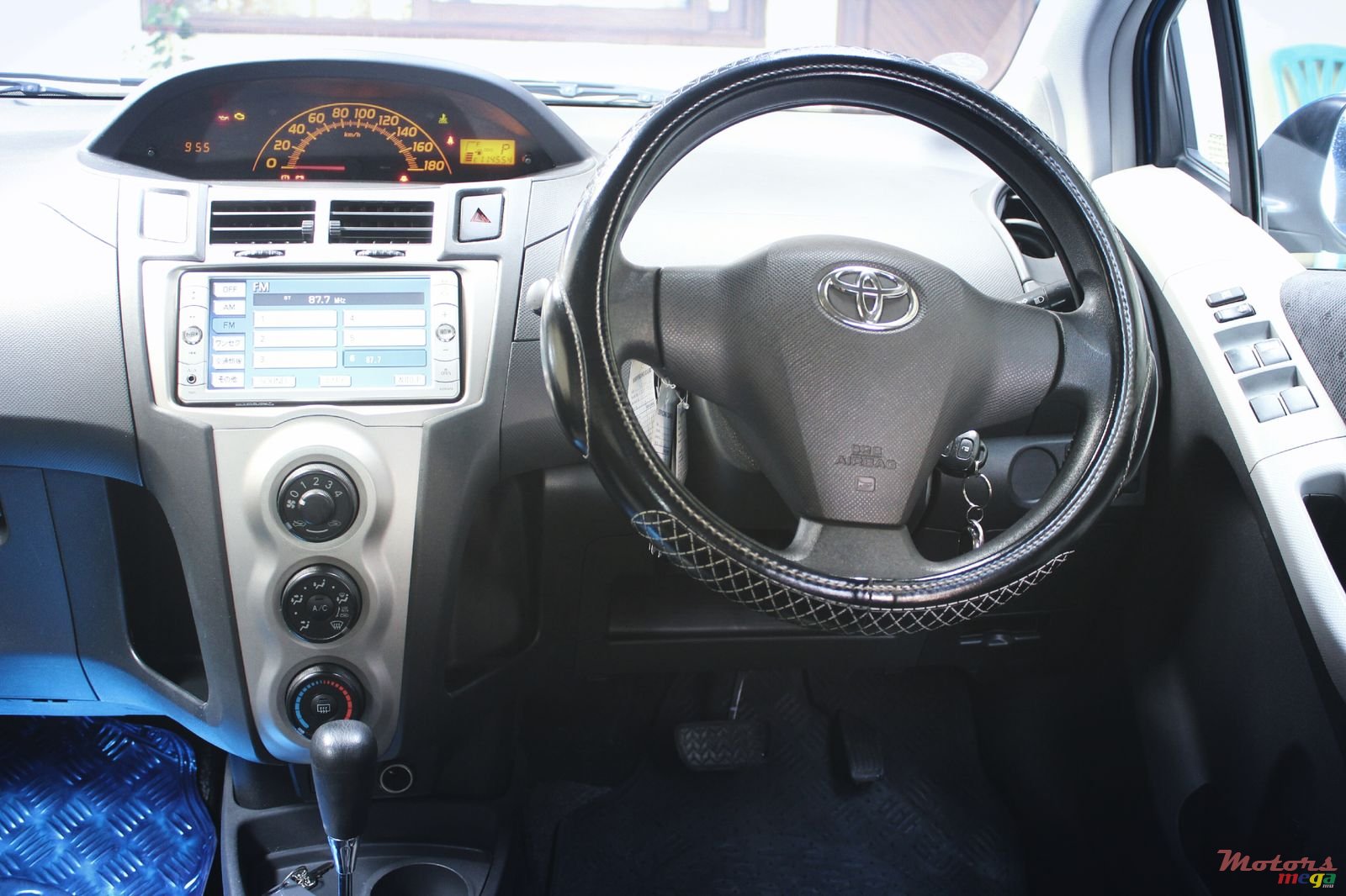 2009' Toyota Vitz photo #1