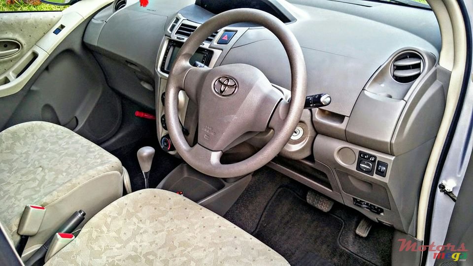 2009' Toyota Vitz photo #2