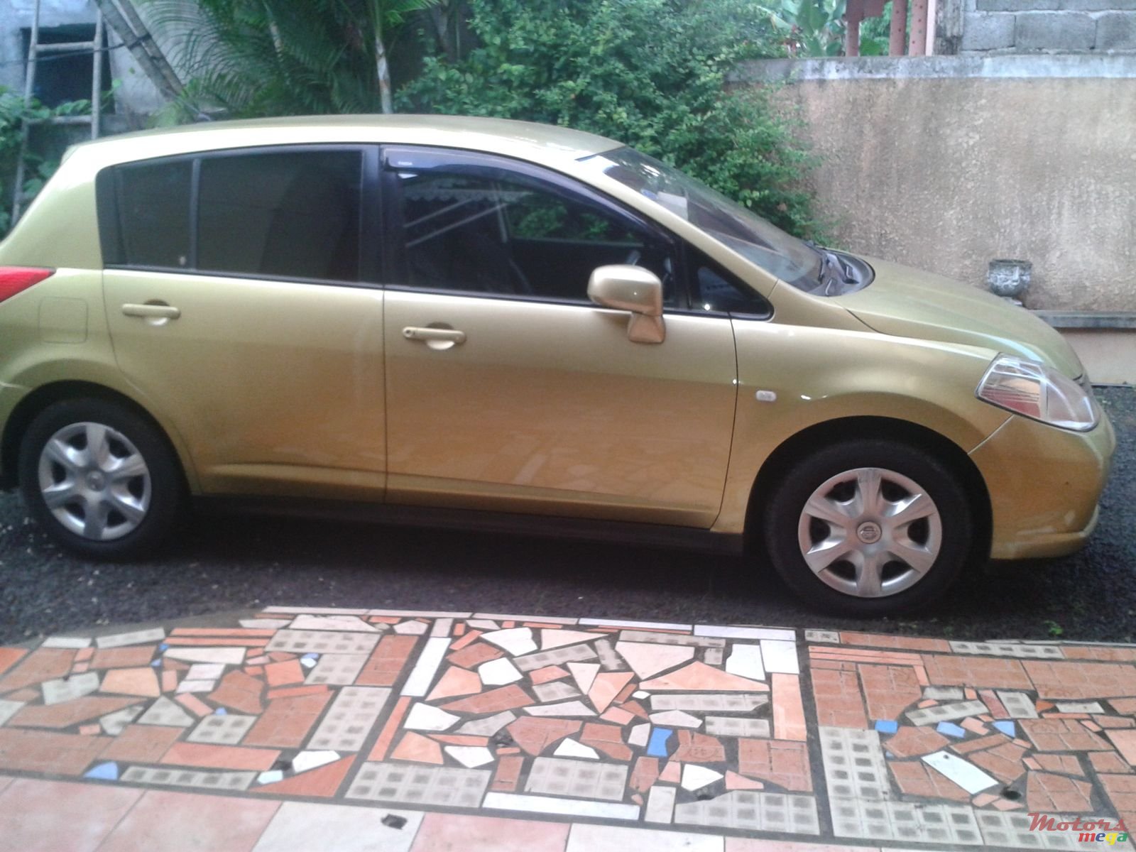 2005' Nissan Tiida photo #2