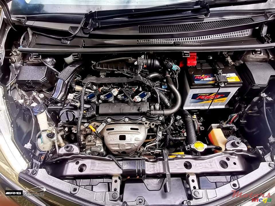 2011' Toyota Vitz photo #7