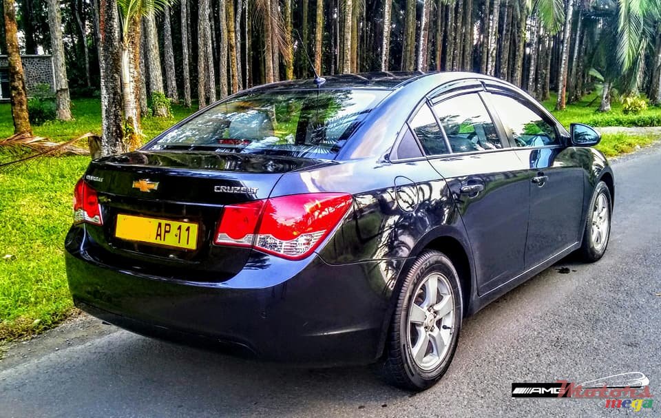 2011' Chevrolet Cruze LT photo #3