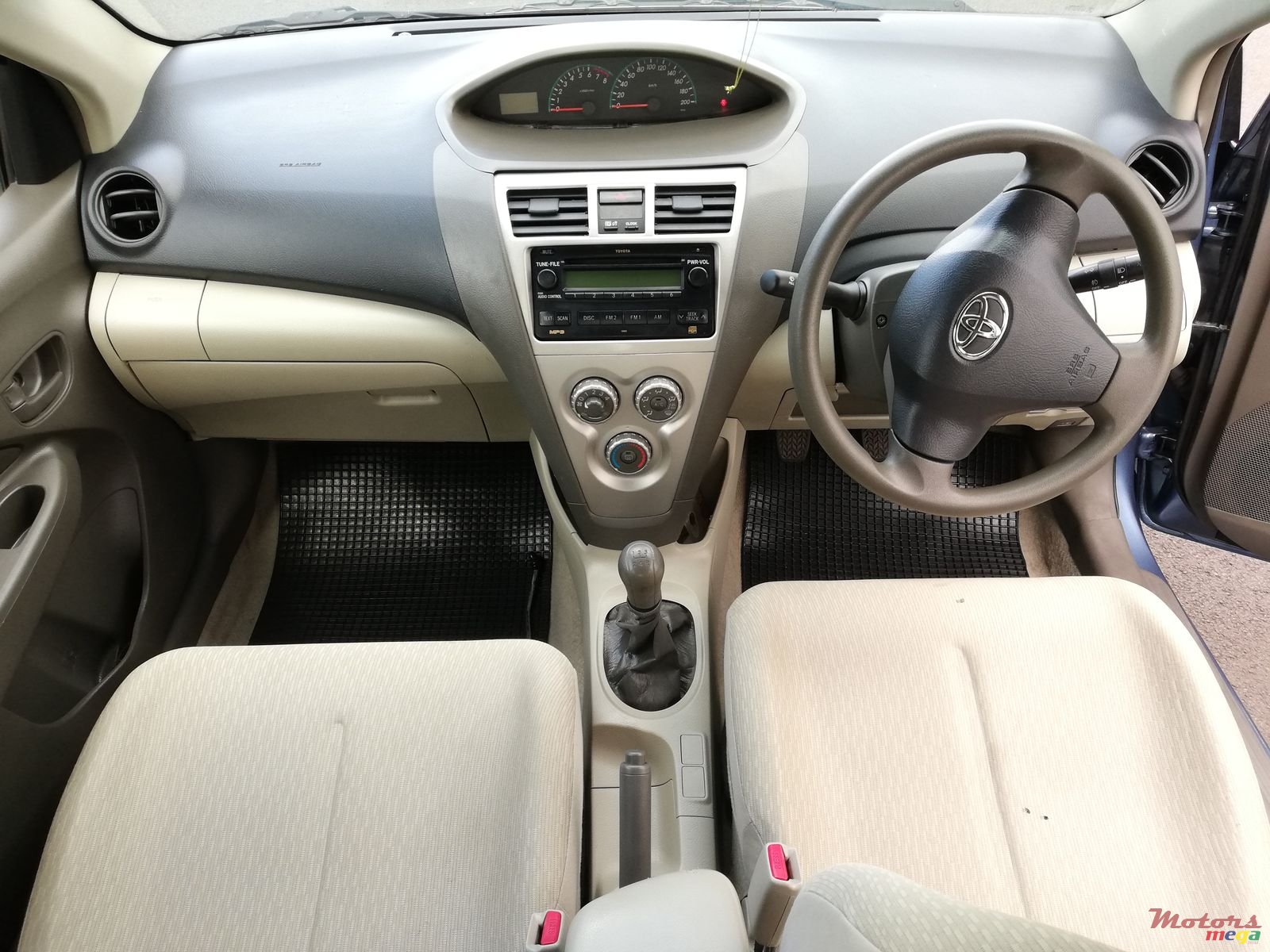 2013' Toyota Yaris photo #2