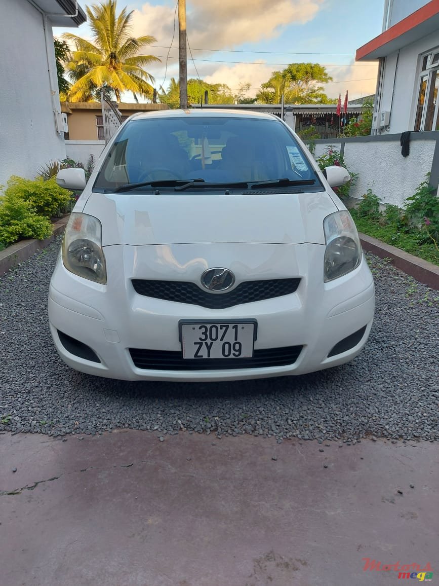 2009' Toyota Vitz photo #1