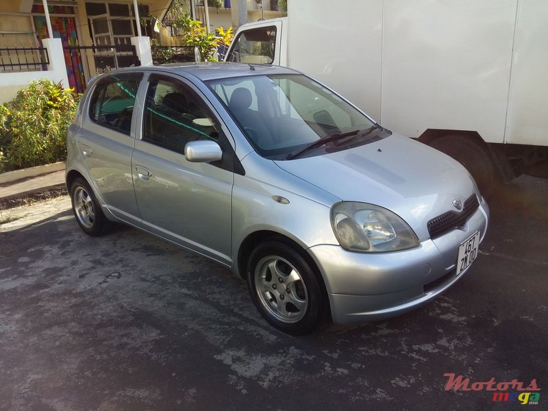 2000' Toyota Vitz photo #2