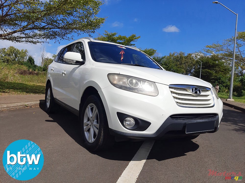 2011' Hyundai Santa Fe photo #1