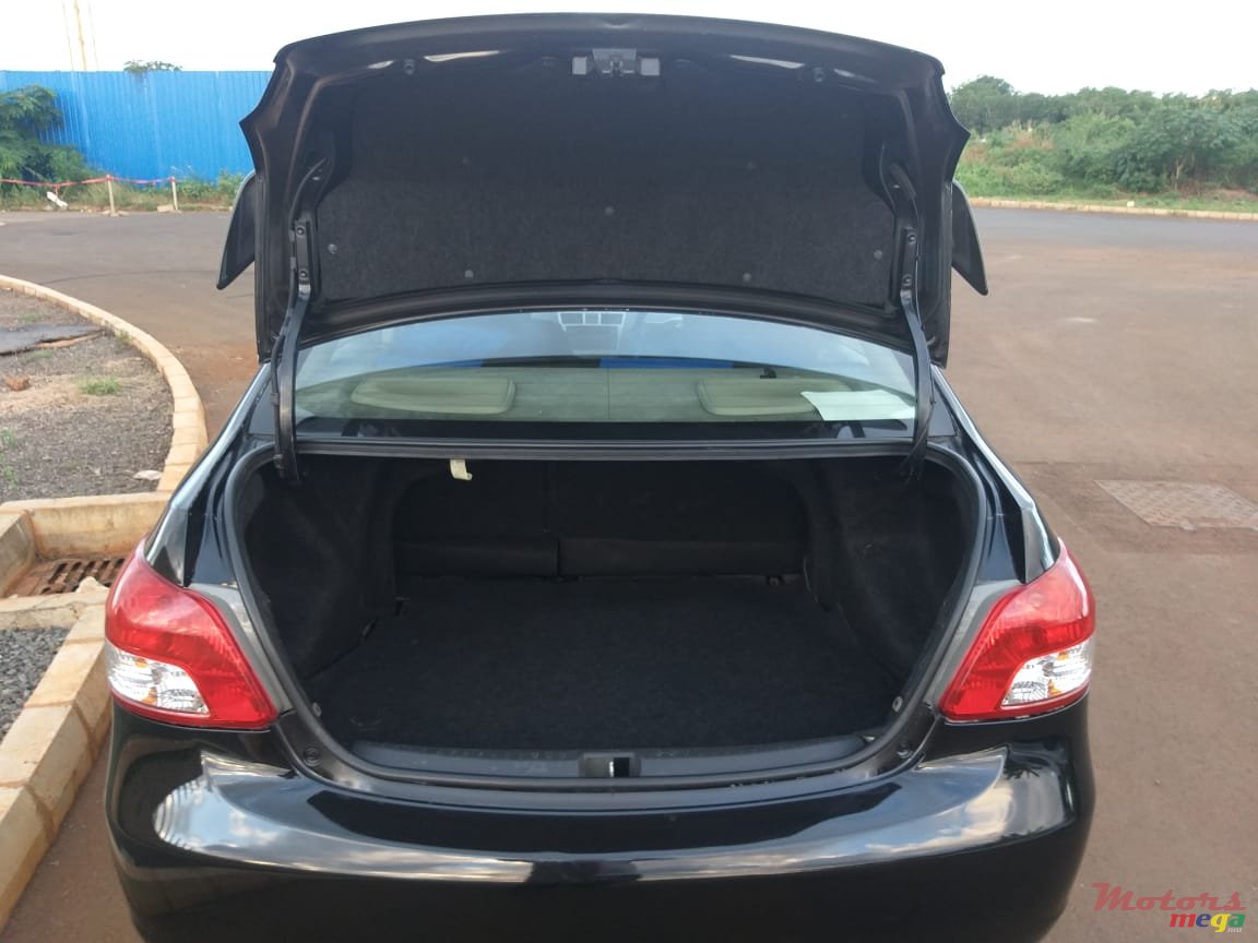 2009' Toyota Yaris photo #4