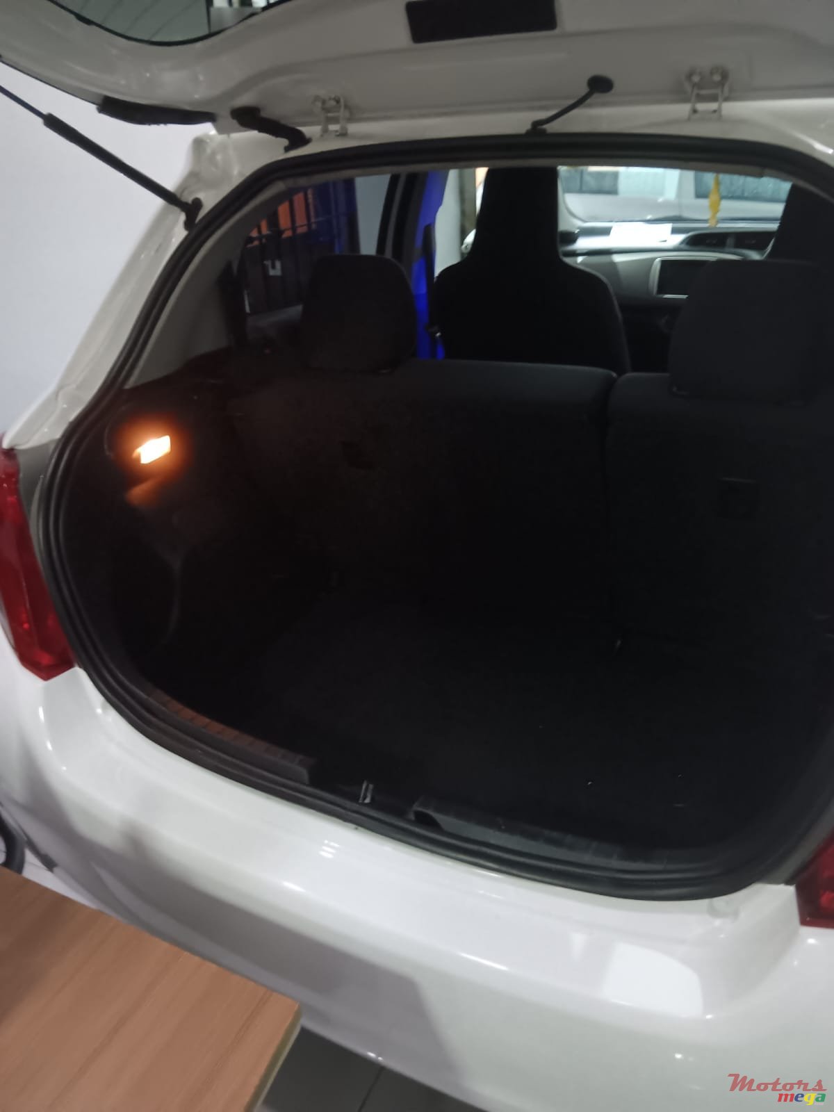 2011' Toyota Vitz photo #5