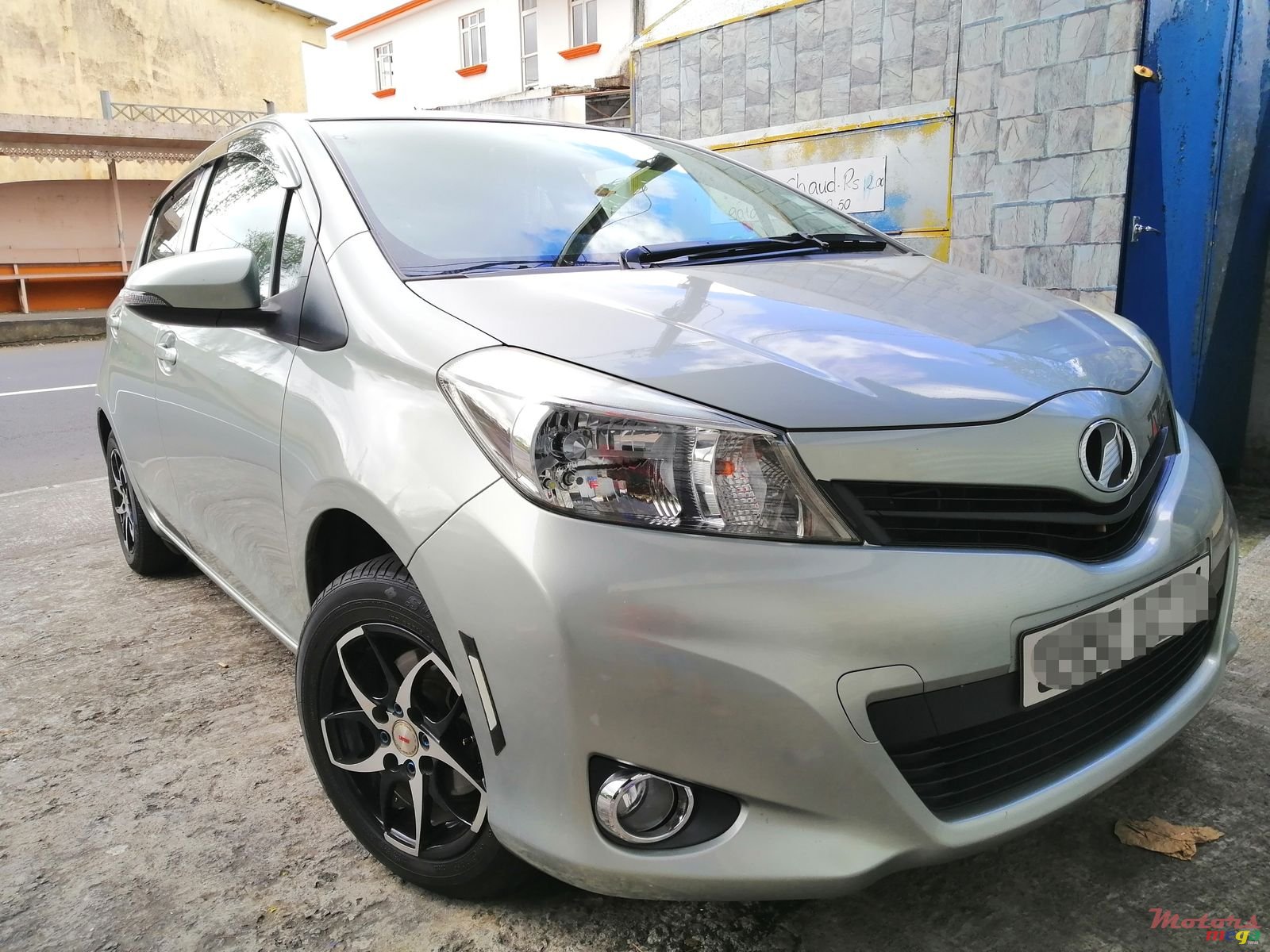 2011' Toyota Vitz Smart Stop 1.3 photo #3