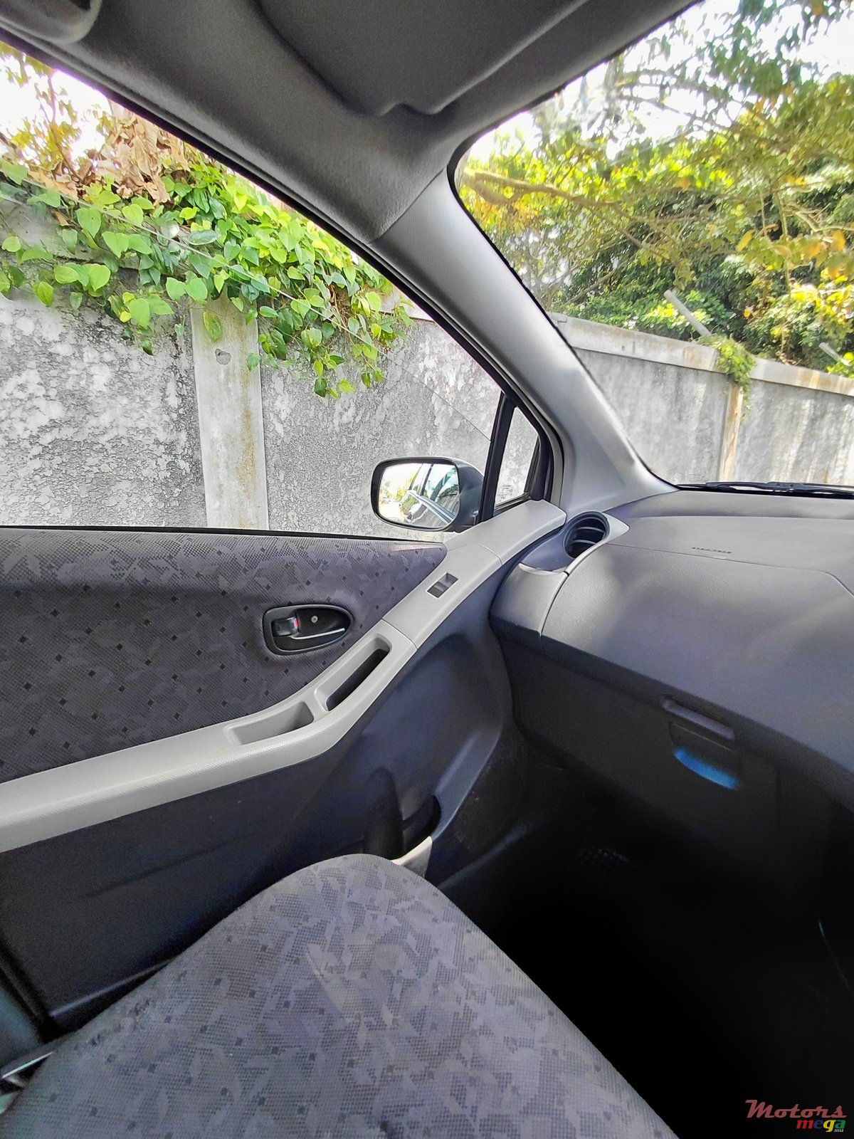 2010' Toyota Vitz photo #6