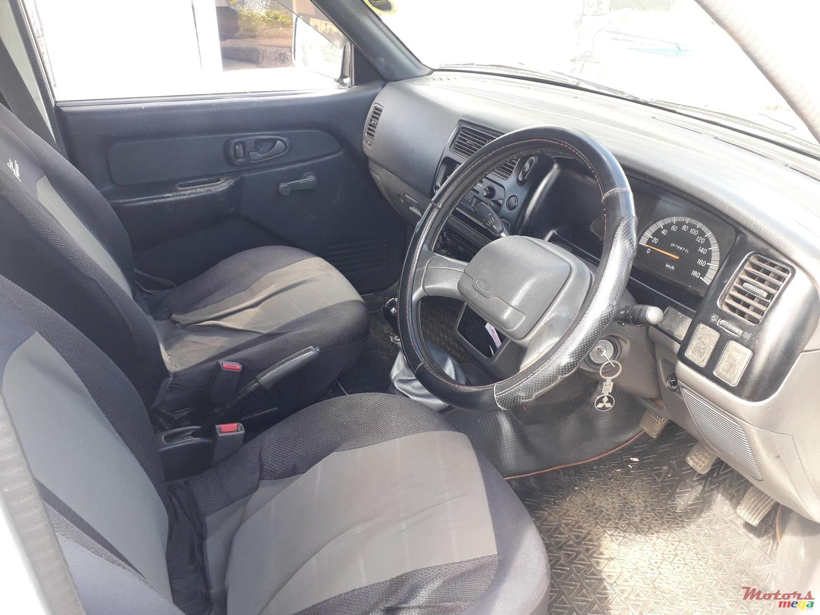 2002' Mitsubishi L200 photo #5