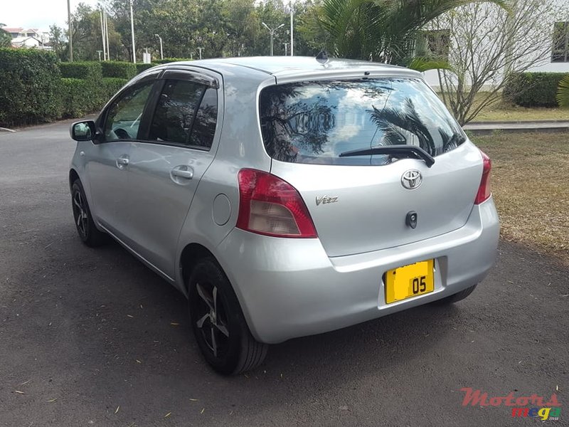 2005' Toyota Vitz photo #3