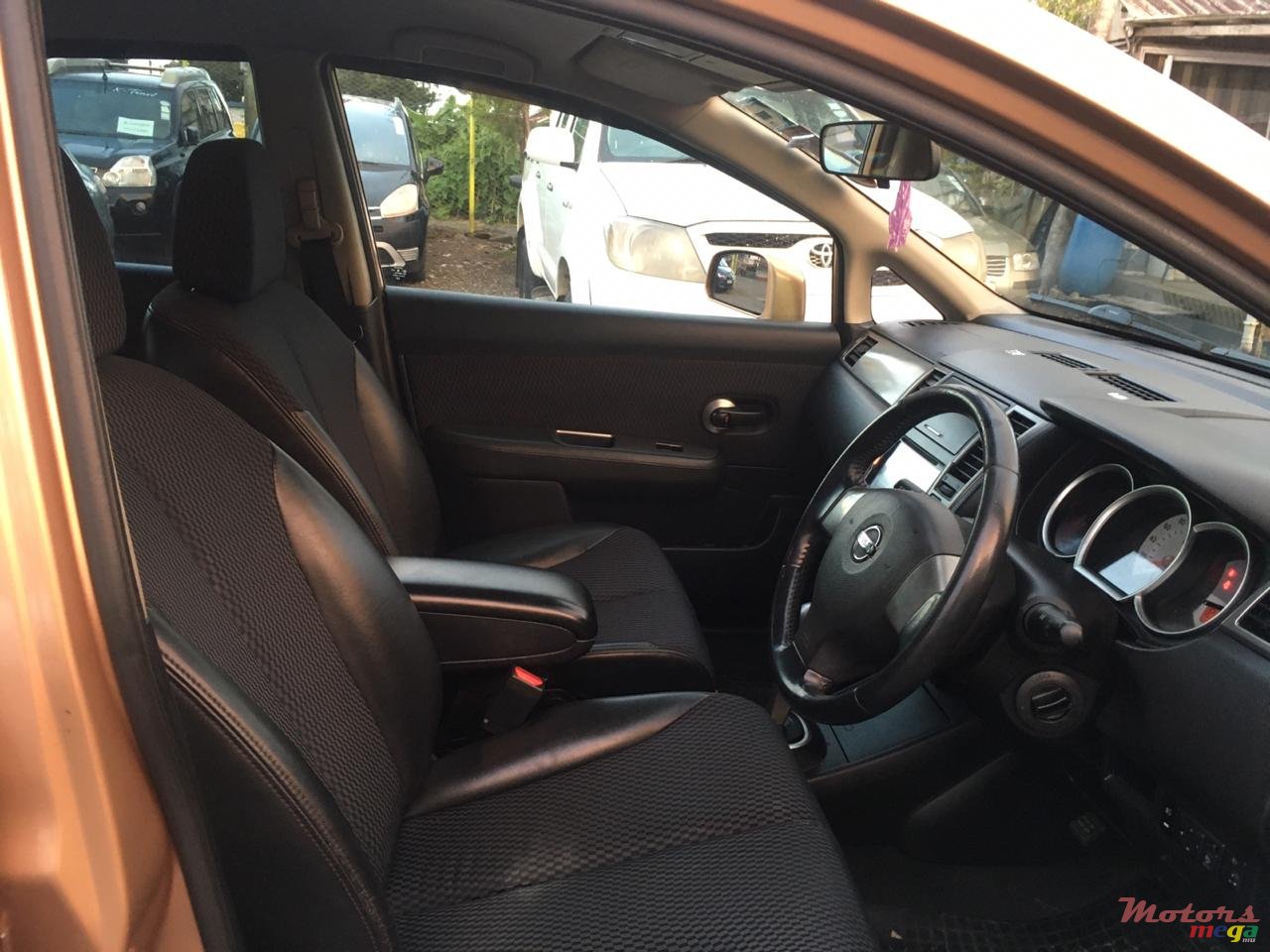 2010' Nissan Tiida photo #6