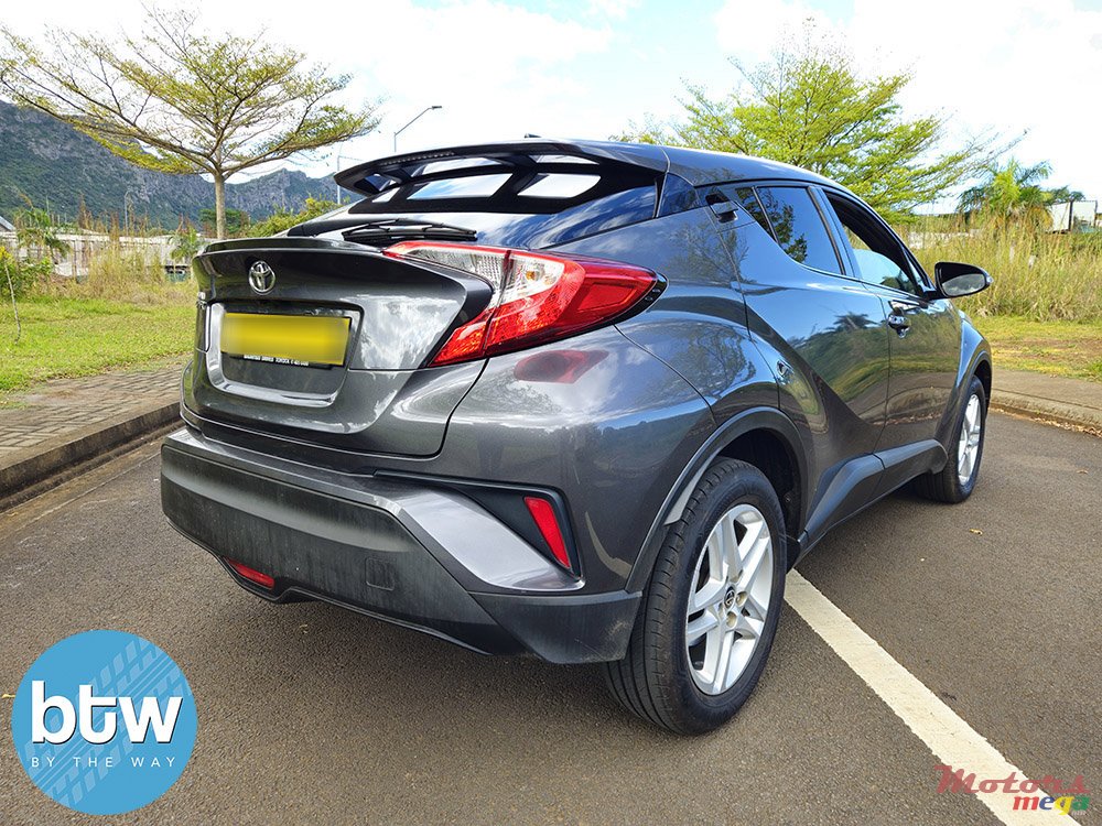 2020' Toyota C-HR photo #4