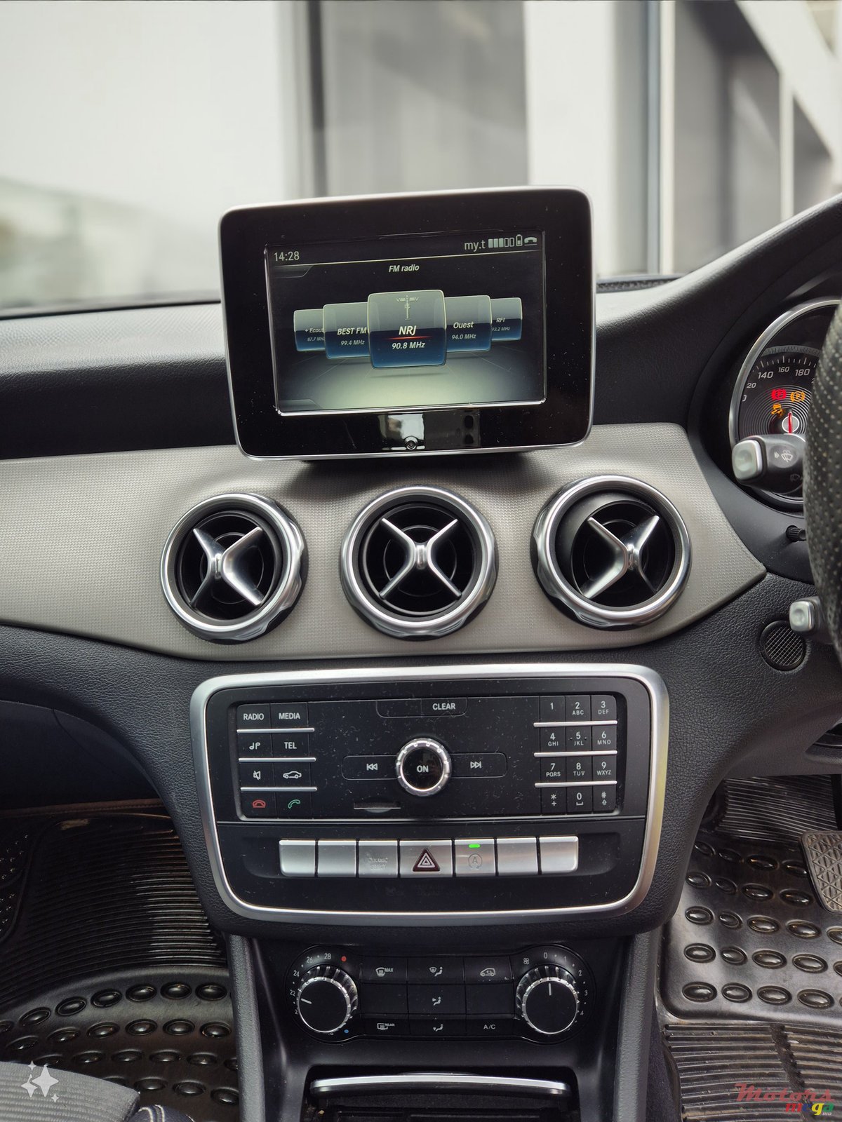 2018' Mercedes-Benz GLA 180 URBAN photo #6