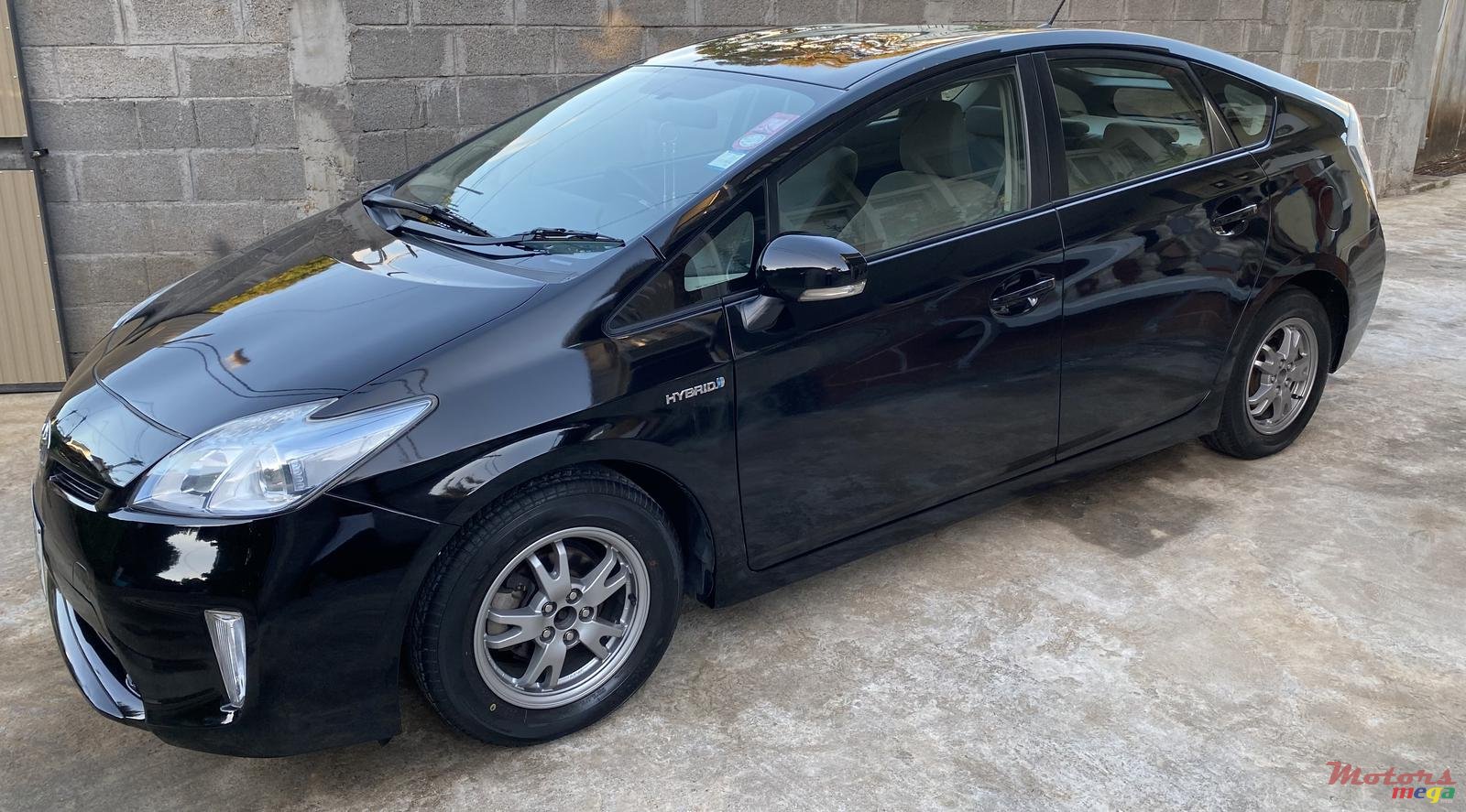 2012' Toyota Prius Hybrid photo #2