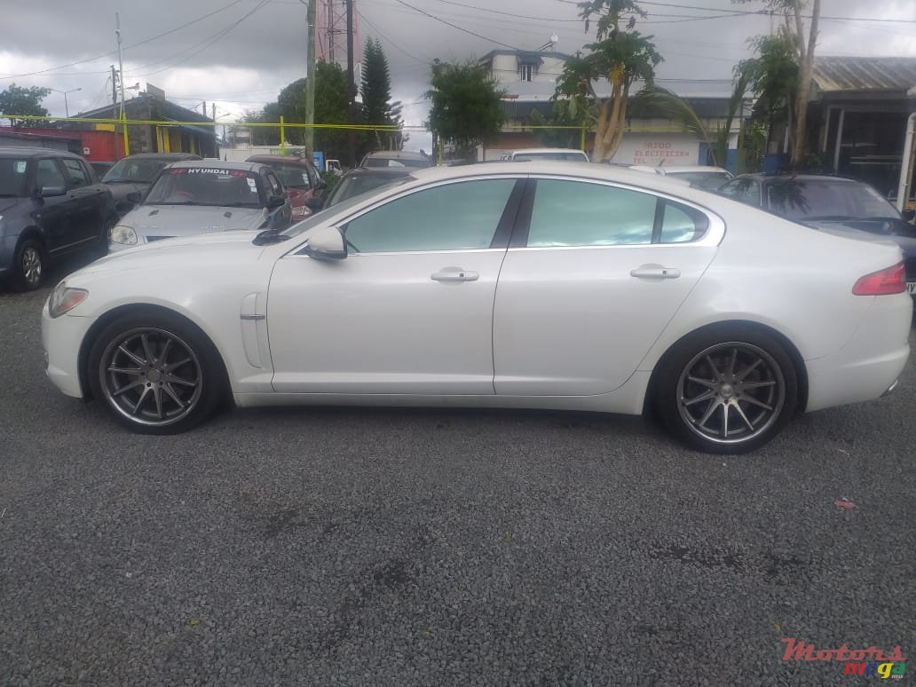 2010' Jaguar XF photo #3