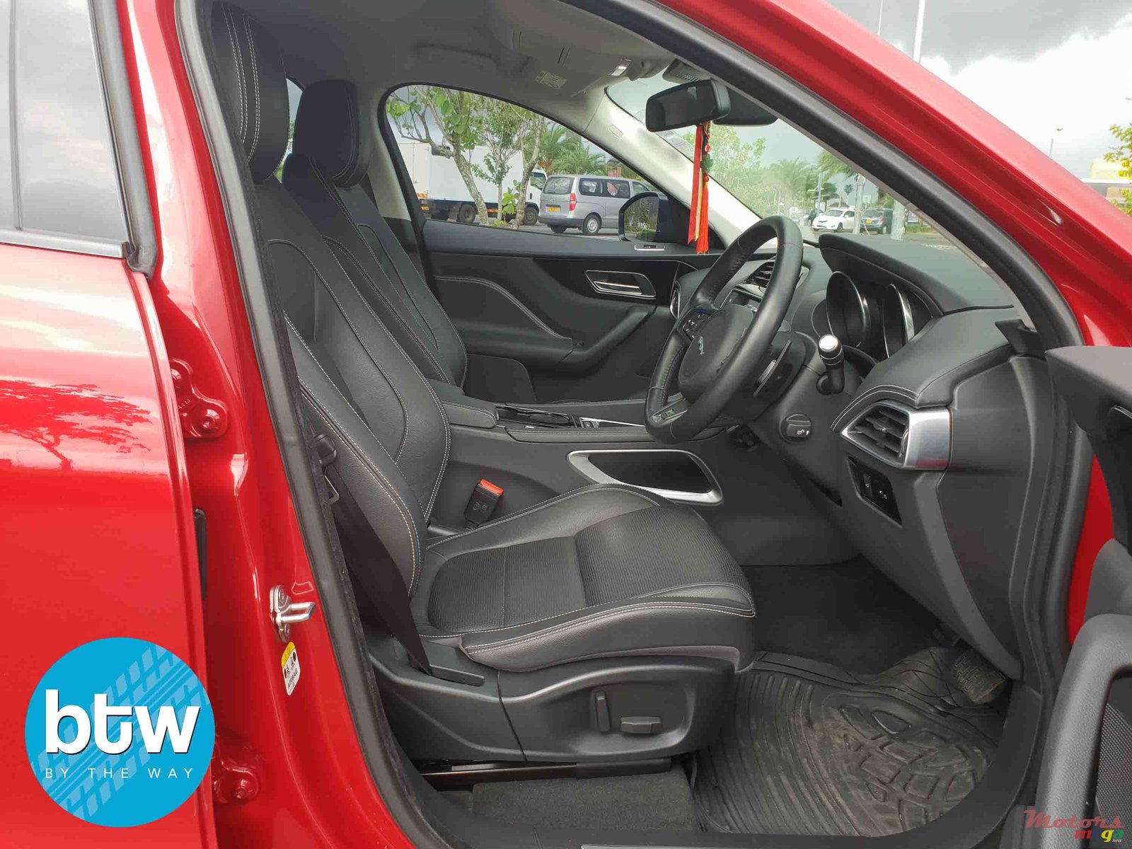 2017' Jaguar F-Type photo #4