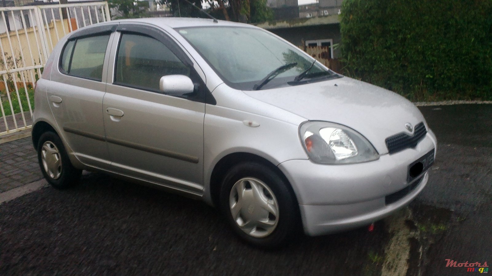 1999' Toyota Vitz photo #1