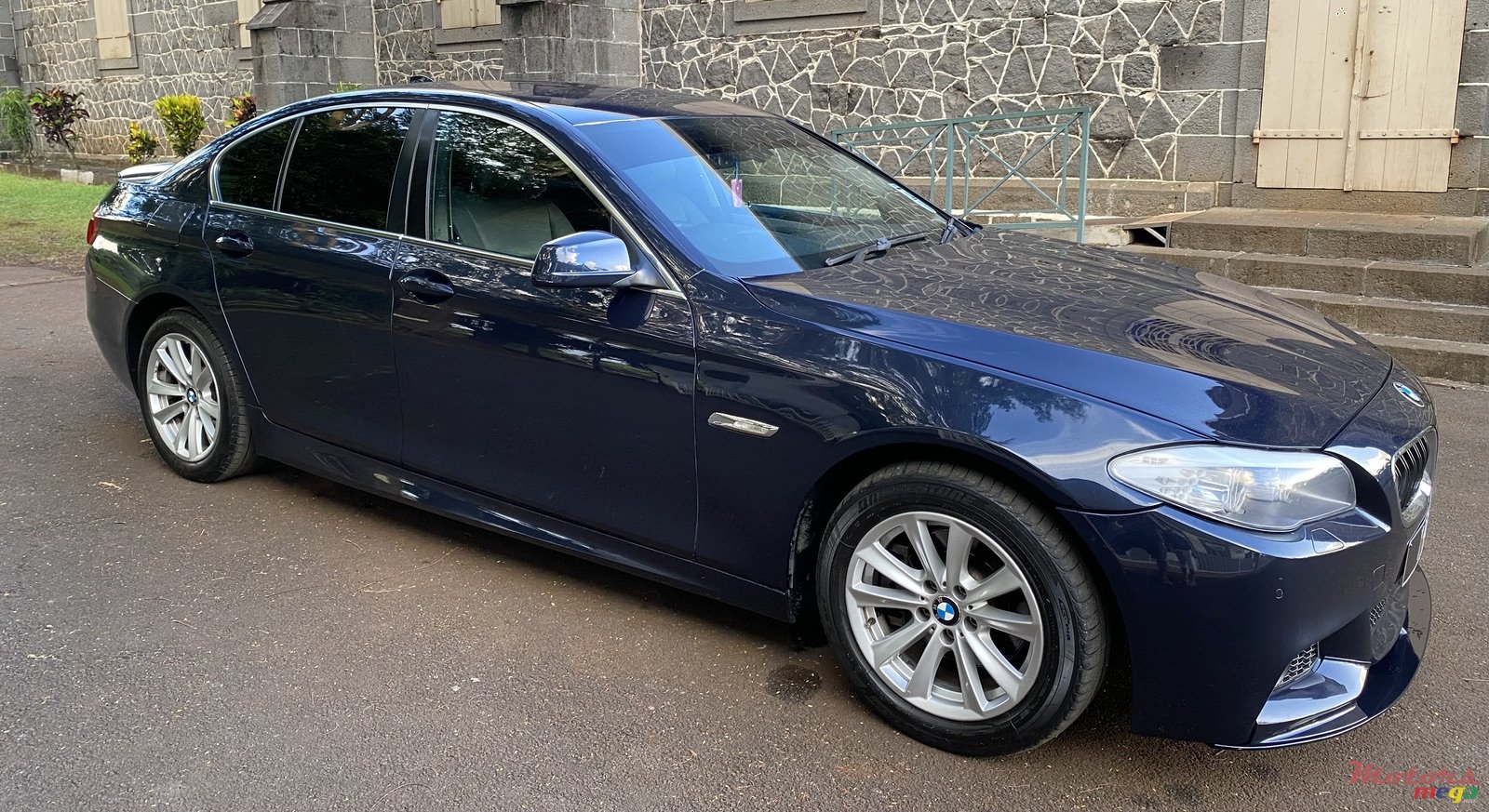 2010' BMW 5 Series 523i photo #2