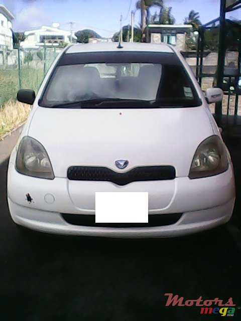 2001' Toyota Vitz photo #1