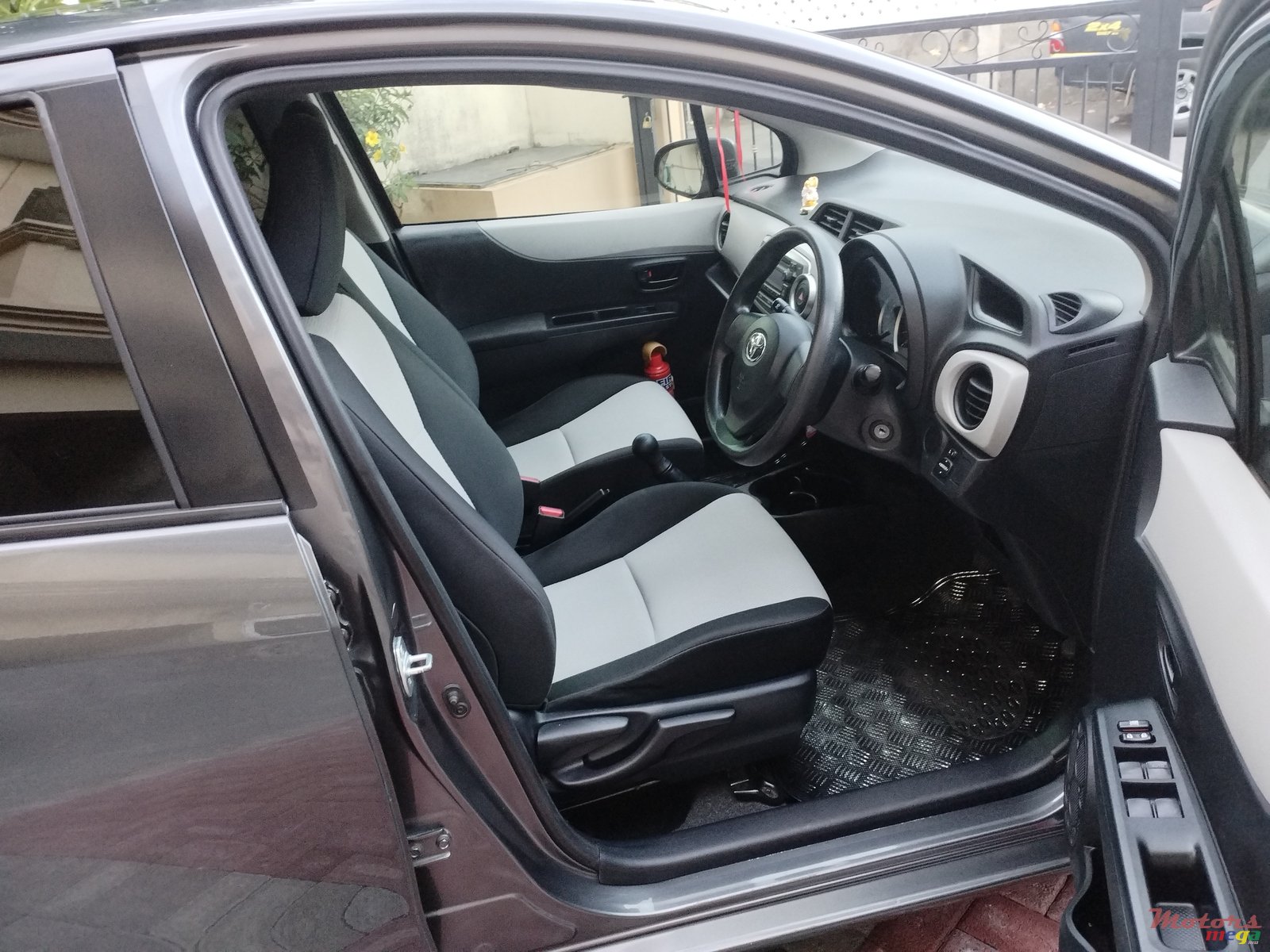 2014' Toyota Yaris photo #6