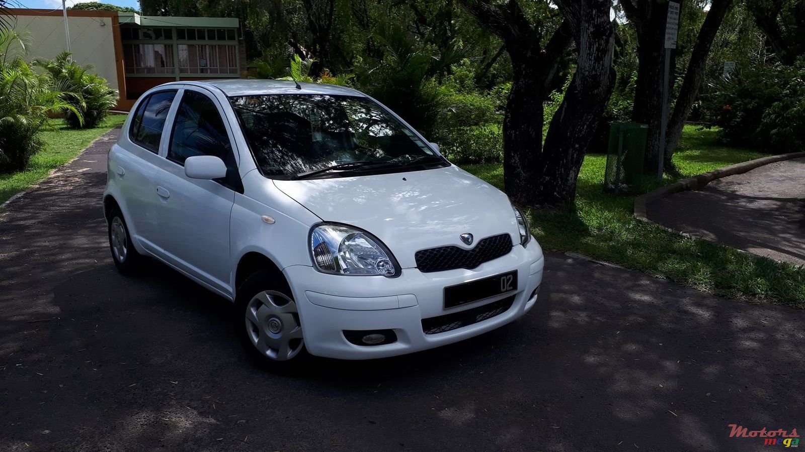 2002' Toyota Vitz photo #1