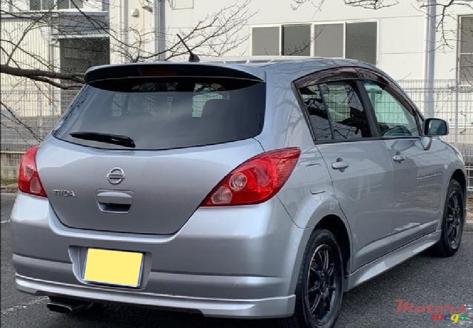 2005' Nissan Tiida photo #2
