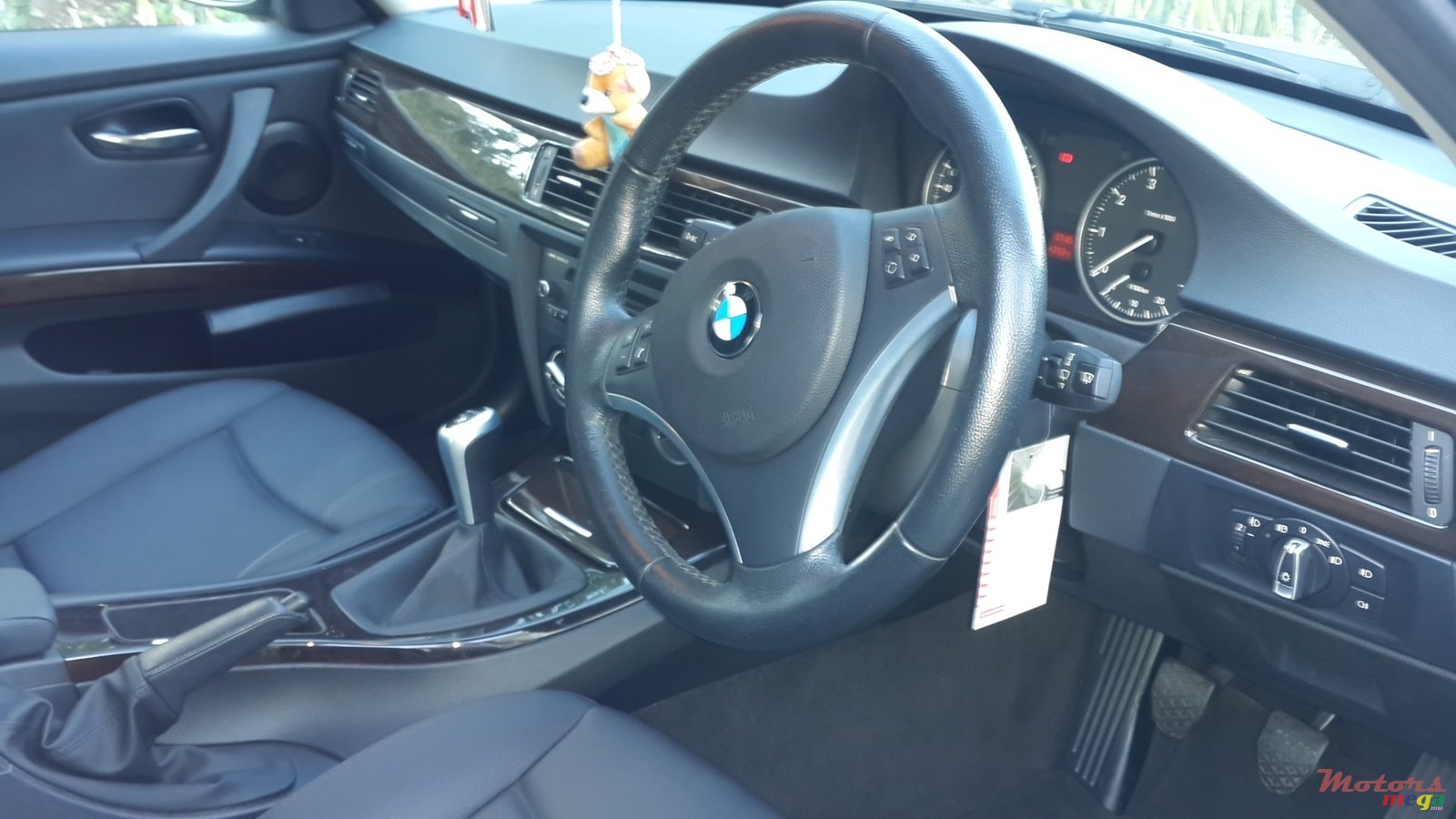 2011' BMW 316 photo #1