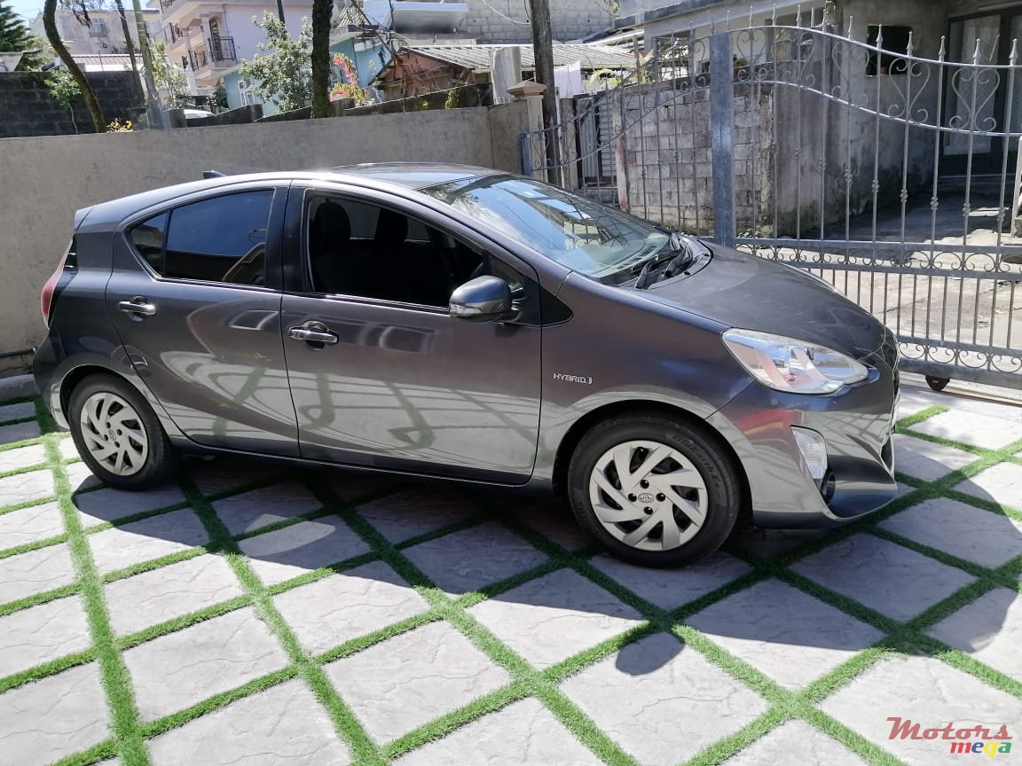 2015' Toyota Aqua photo #2