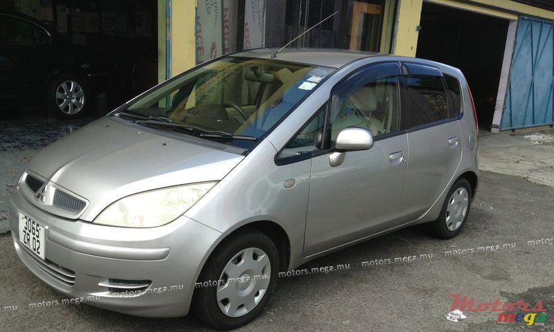 2002' Mitsubishi Colt photo #2