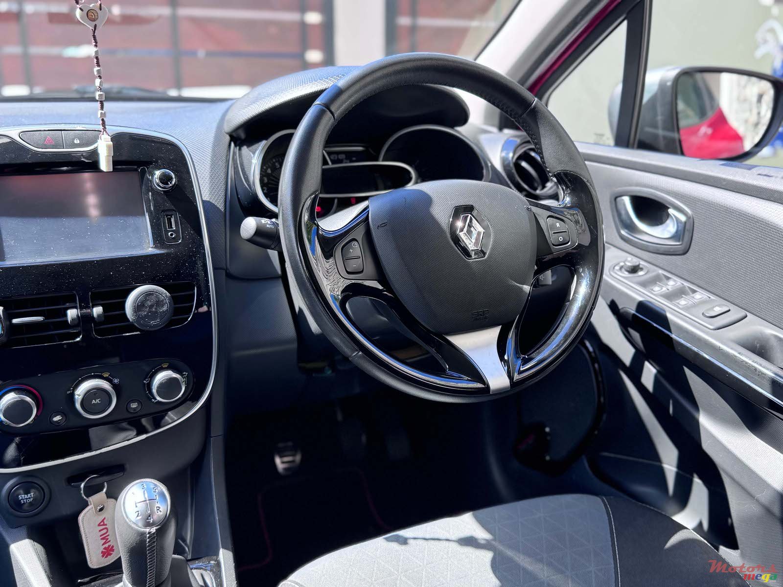 2015' Renault Clio photo #5