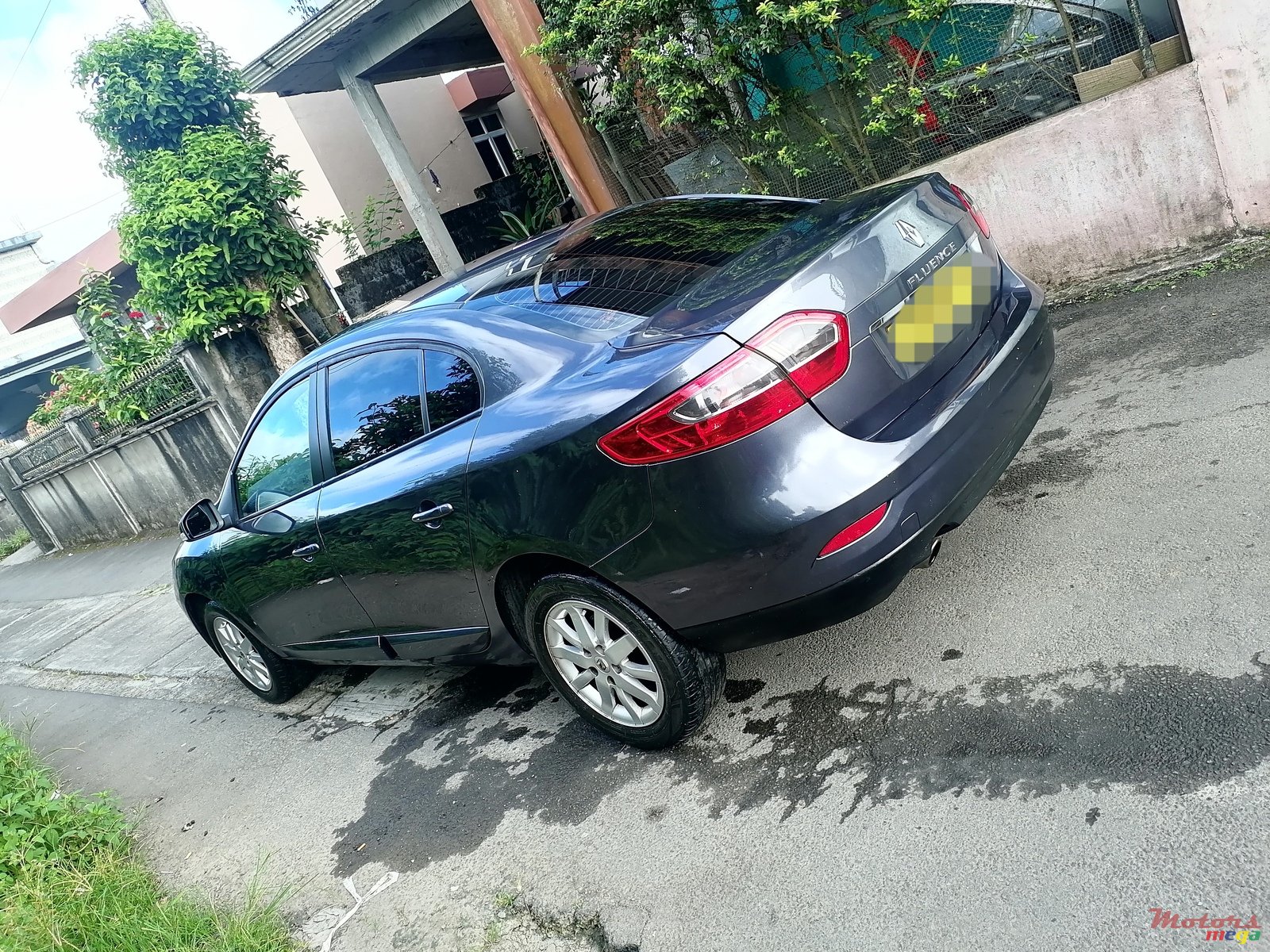 2011' Renault Fluence photo #4