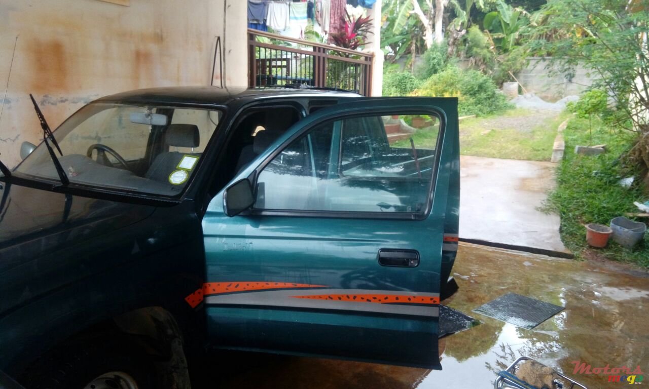 1999' Toyota Hilux photo #2