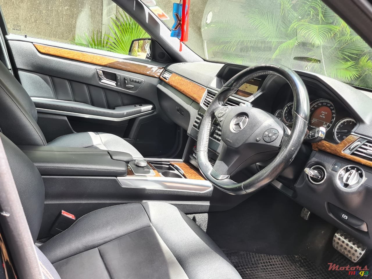 2011' Mercedes-Benz E-Class photo #5