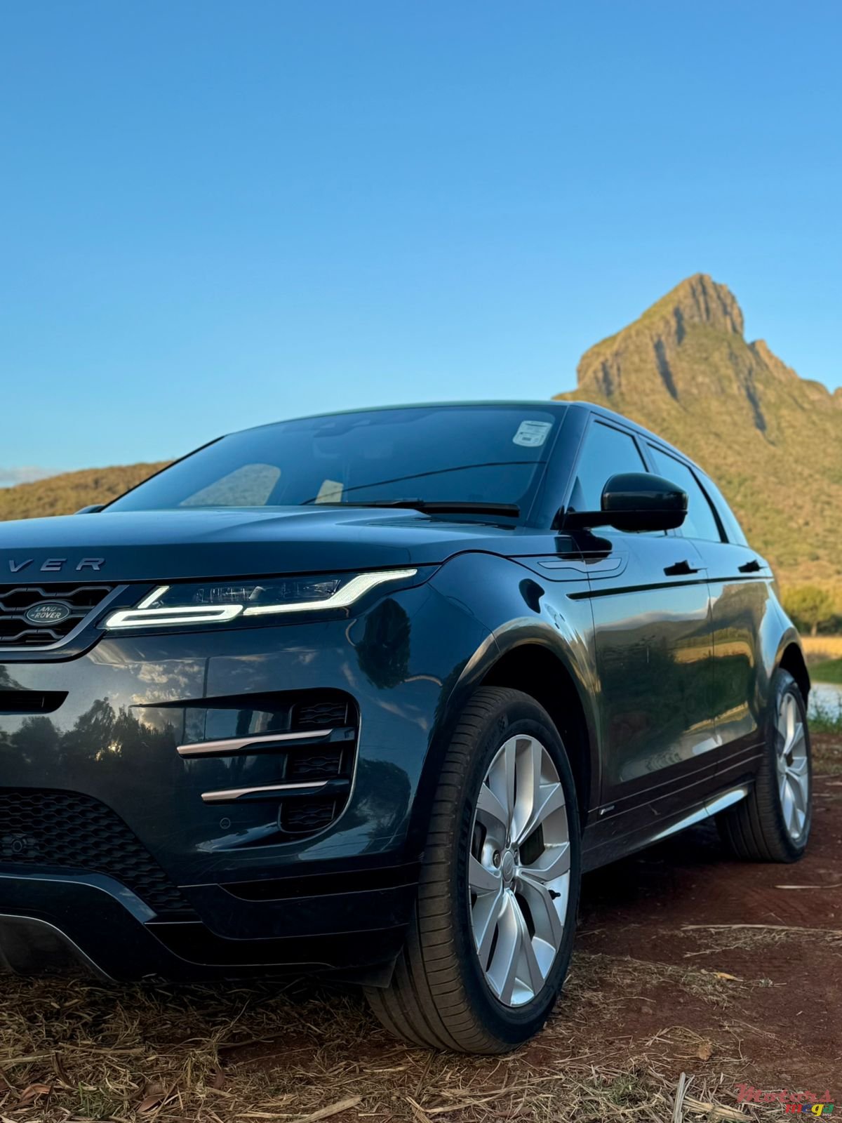 2019' Land Rover Range Rover Evoque photo #2