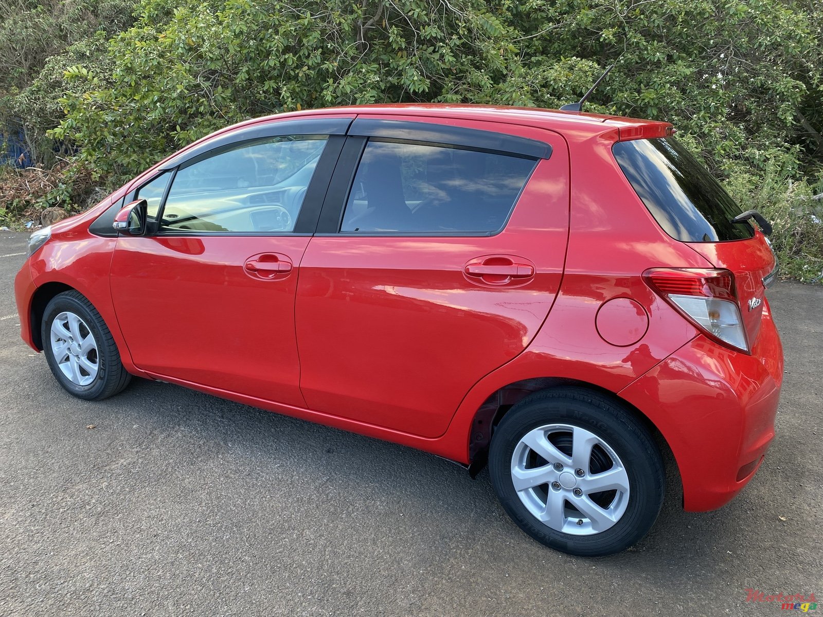 2011' Toyota Vitz photo #5