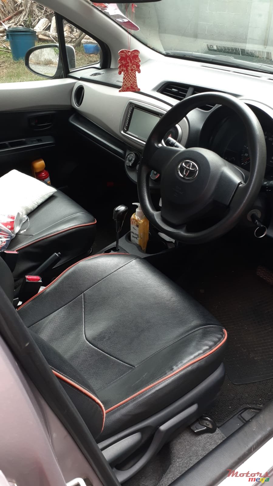 2011' Toyota Vitz photo #1