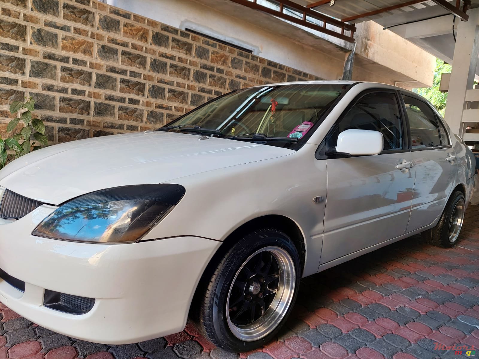 2004' Mitsubishi Lancer photo #1