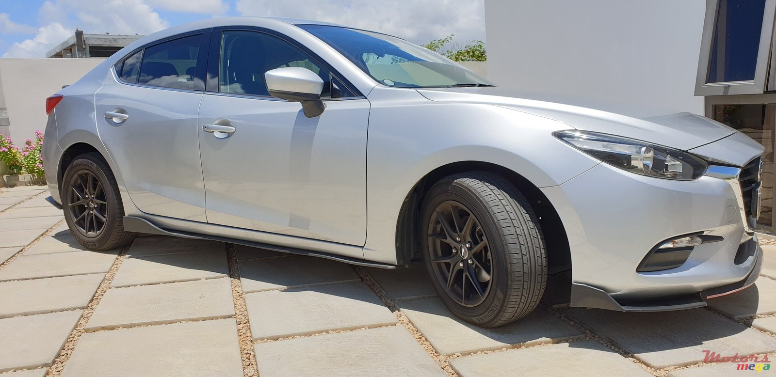 2017' Mazda Axela photo #3